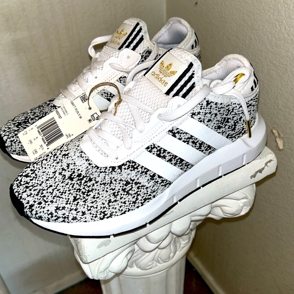 Brand New Adidas Originals Women’s Swift Run X Black and White Colorway Size 7.5